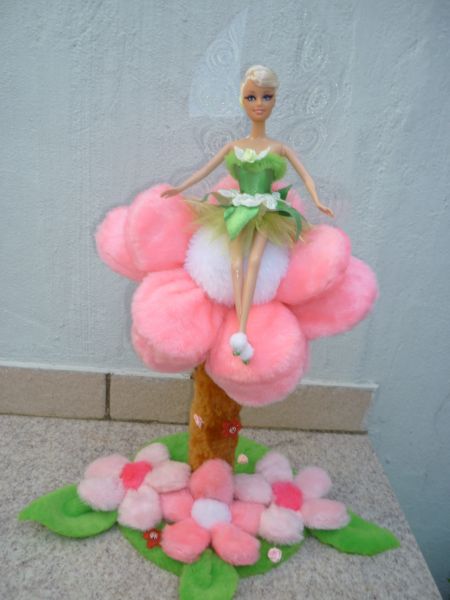 Sininho sentada na flor