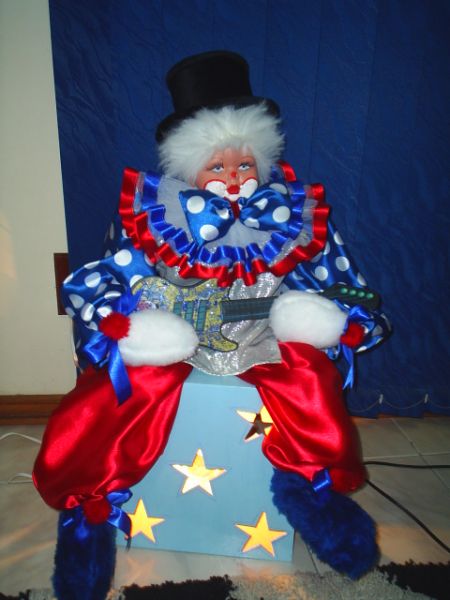 Palhaço sentado na caixa com iluminação